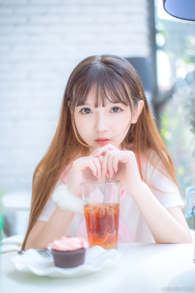 顿时，两名亲卫上前，直接将庞统双手反剪。